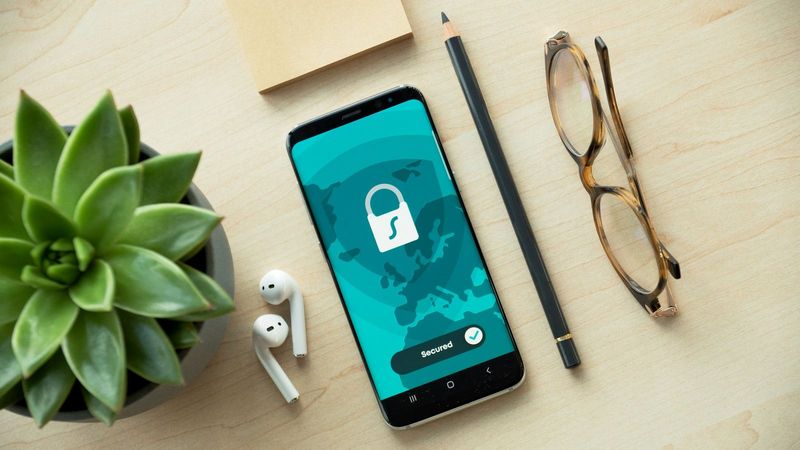 Smartphone met slotje en beveiligd-melding, het kenmerk van een betrouwbaar online casino