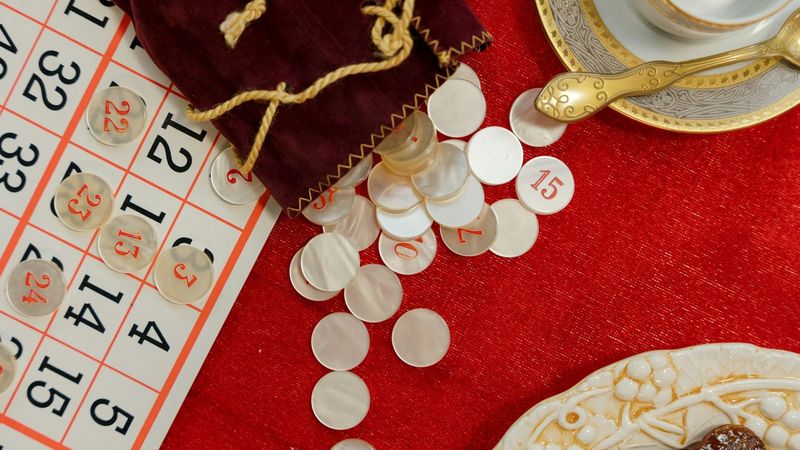 Bingokaart met genummerde fiches uit een fluwelen zakje, de basis van bingo online
