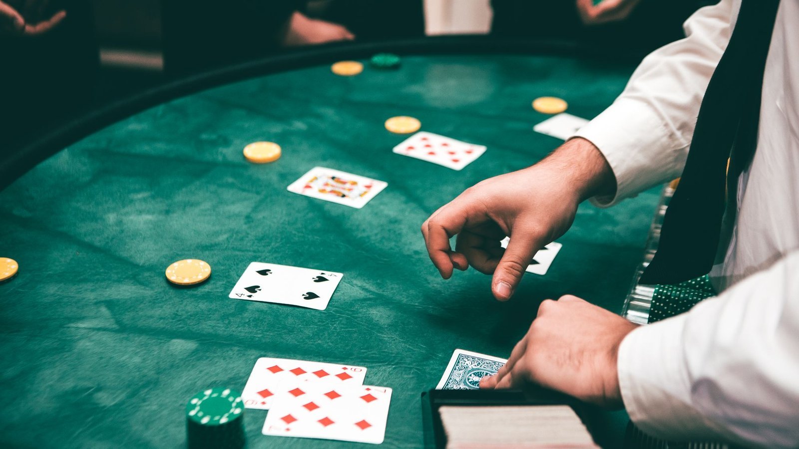 Dealer deelt kaarten op een groene tafel tijdens een potje blackjack online