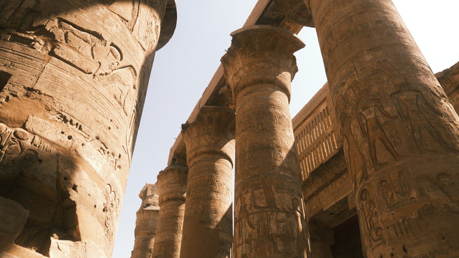 Zuilen met hiërogliefen in de Karnaktempel, de Egyptische sfeer van Book of Dead