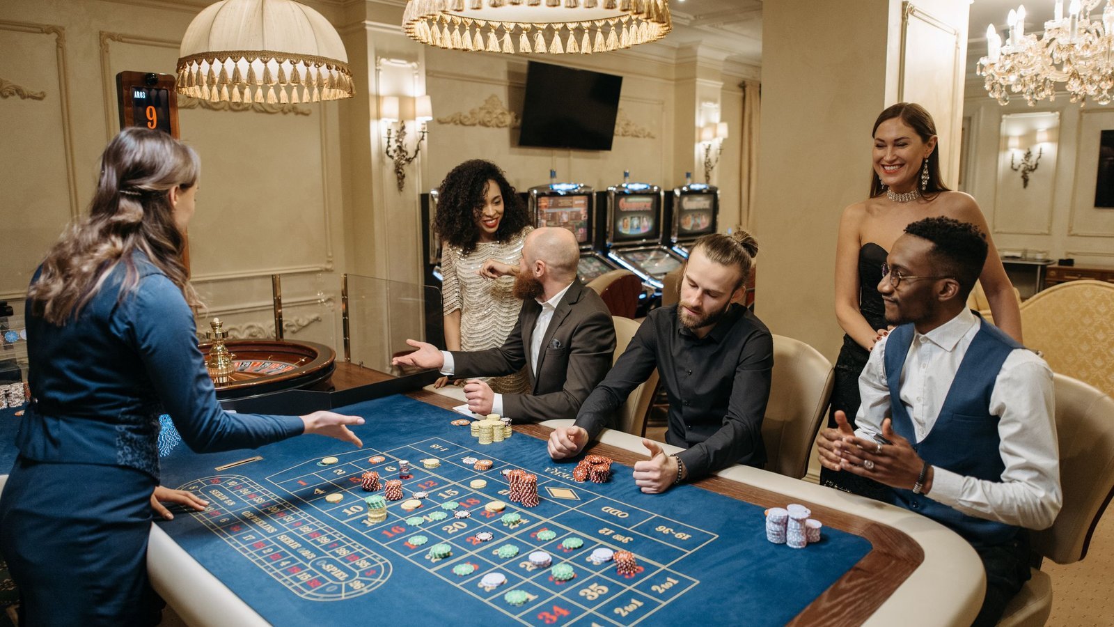 Croupier en spelers aan een roulettetafel, het live casino-concept van Evolution Gaming