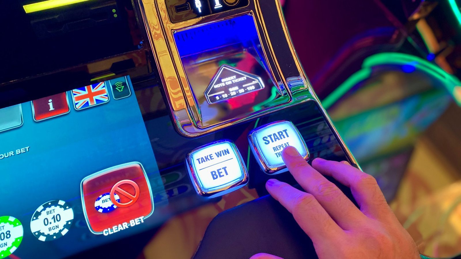 Vinger drukt op de startknop van een gokkast, zo werken free spins