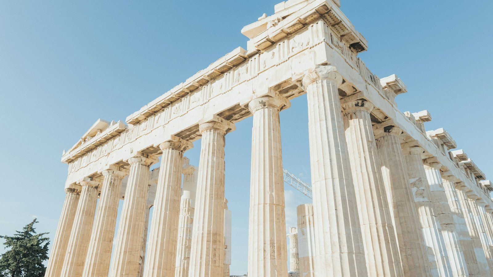 Griekse zuilen in Athene onder een blauwe lucht, de sfeer van Gates of Olympus