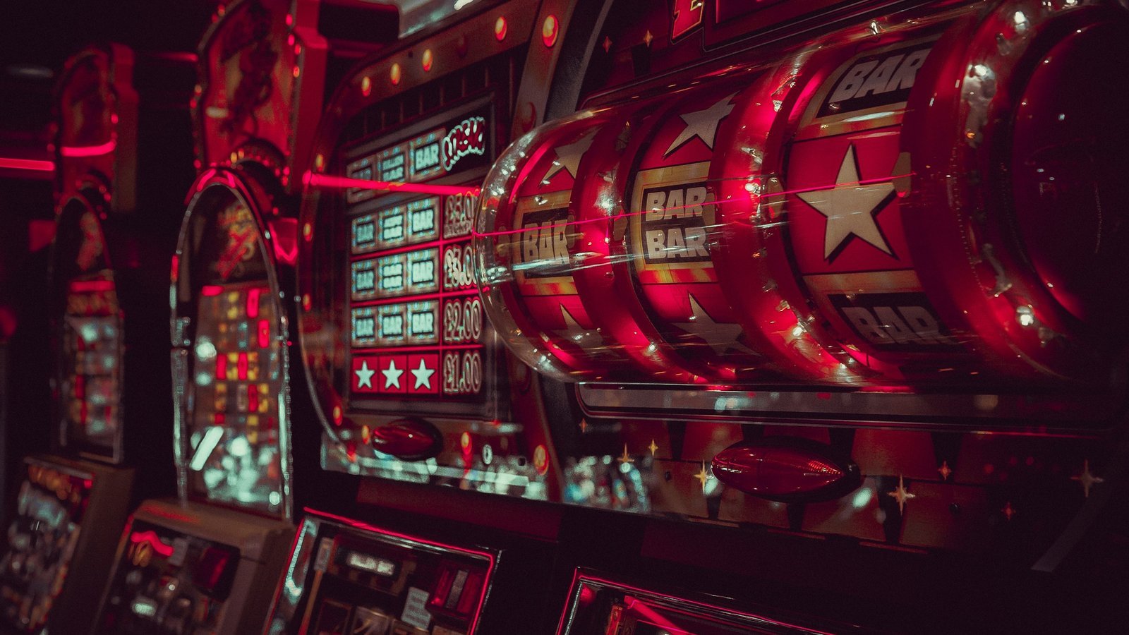Close-up van verlichte rollen van een fruitautomaat, typisch beeld bij jackpot slots