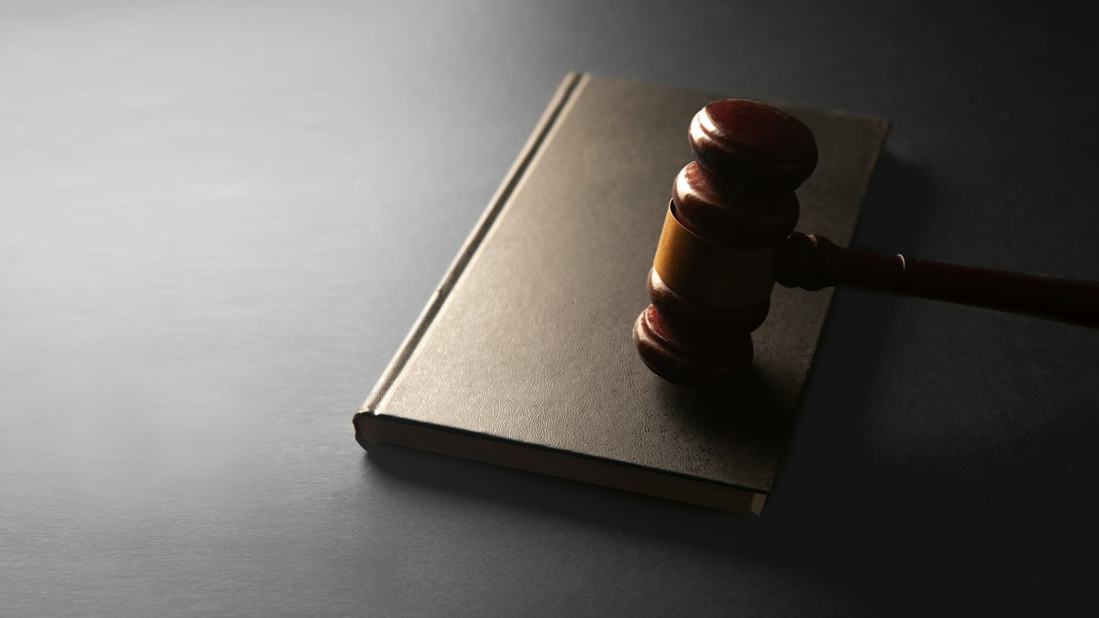 Rechtershamer op een wetboek, symbool voor de regels rond een legale online casino