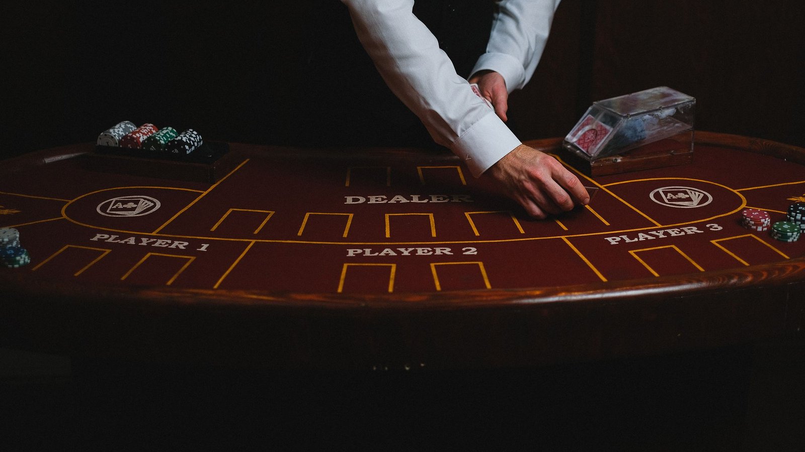 Dealer in wit overhemd aan een speeltafel, zoals bij live casino spellen