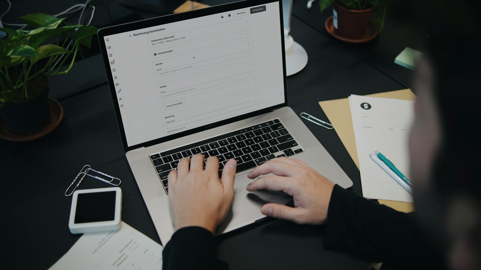 Gegevens van een nieuwe online casino controleren op een laptop aan het bureau