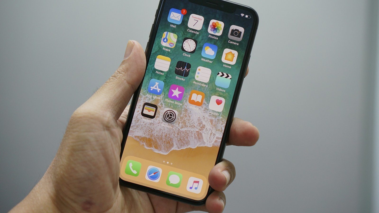 Hand met smartphone vol apps, symbool voor een veilige online casino app