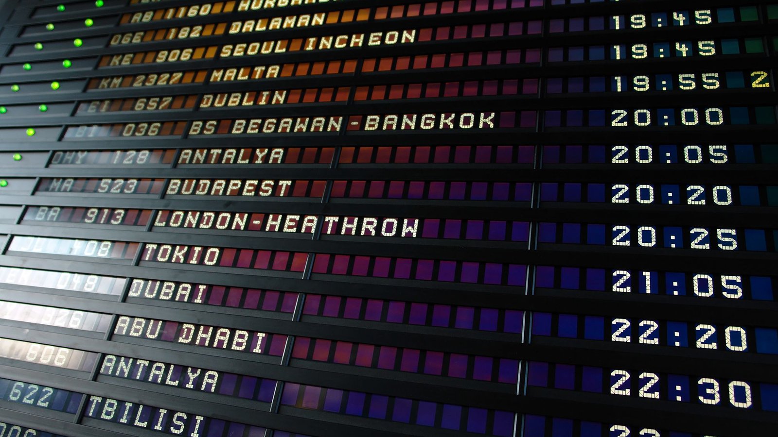 Vertrekbord op een luchthaven met buitenlandse bestemmingen, als beeld voor online casino buitenland