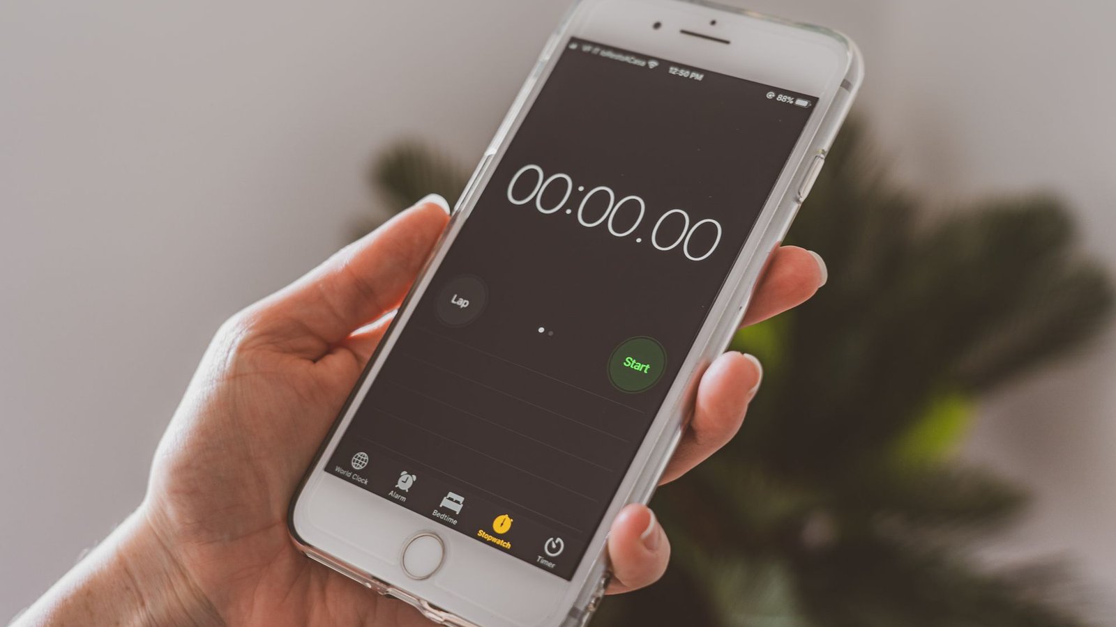 Hand met smartphone en stopwatch: hoe snel gaat online casino snel uitbetalen echt