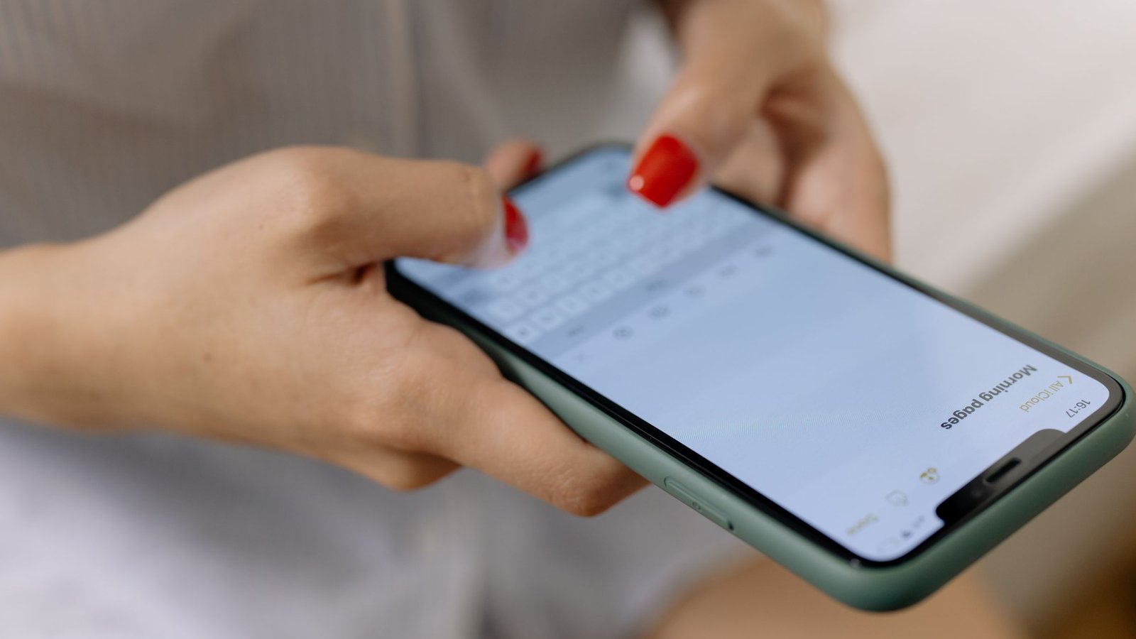 Vrouw typt een prepaid code in op haar telefoon bij een paysafecard casino