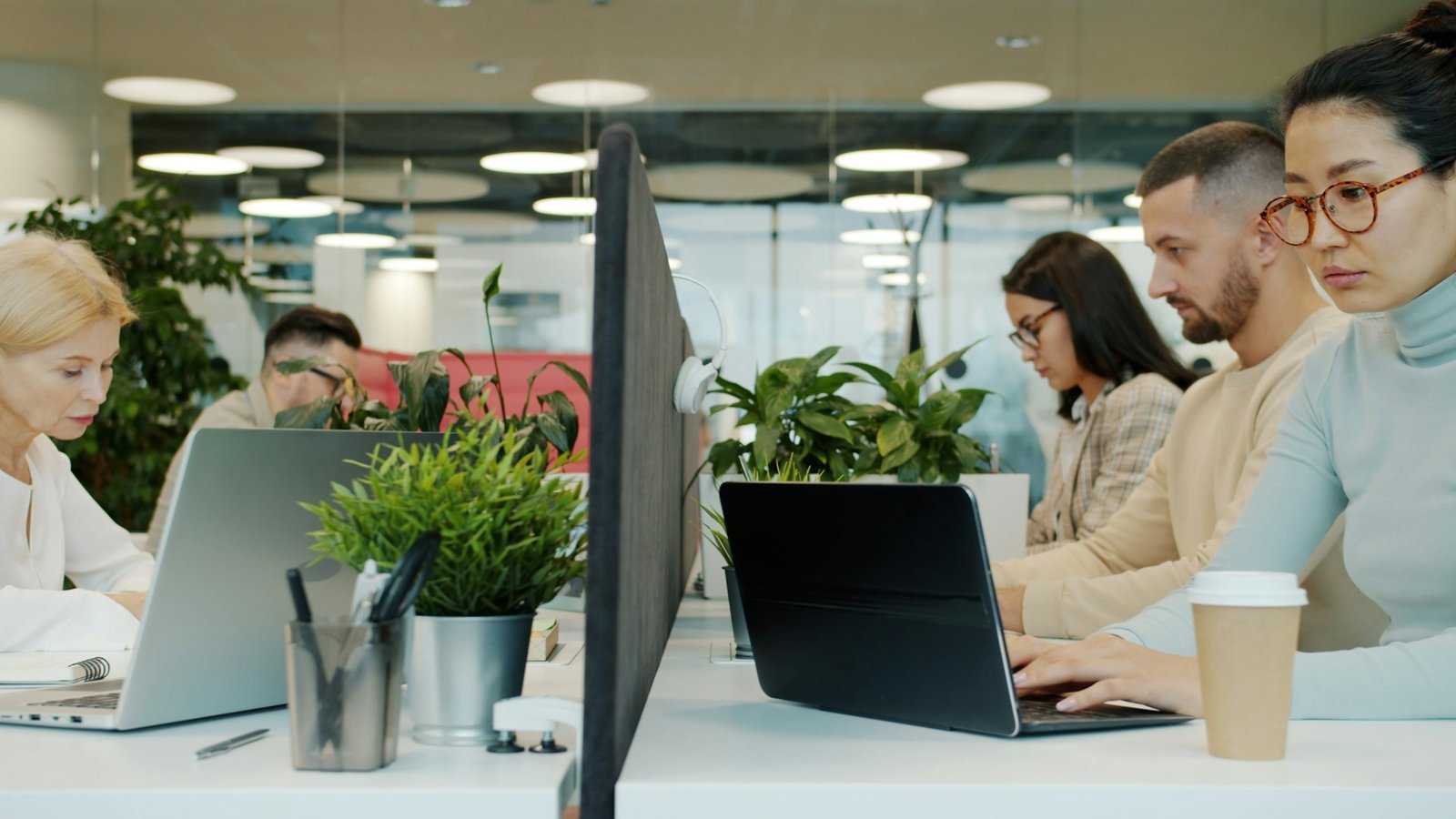 Team aan laptops in een modern kantoor, zoals bij spelleverancier Pragmatic Play