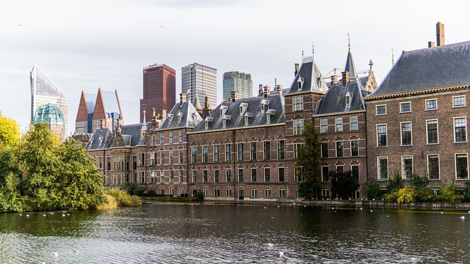 Binnenhof in Den Haag, waar over het reclameverbod online gokken wordt beslist